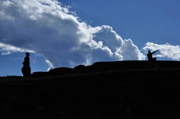 Completamente a sós, observando as ruínas de Choquequirao, no Peru